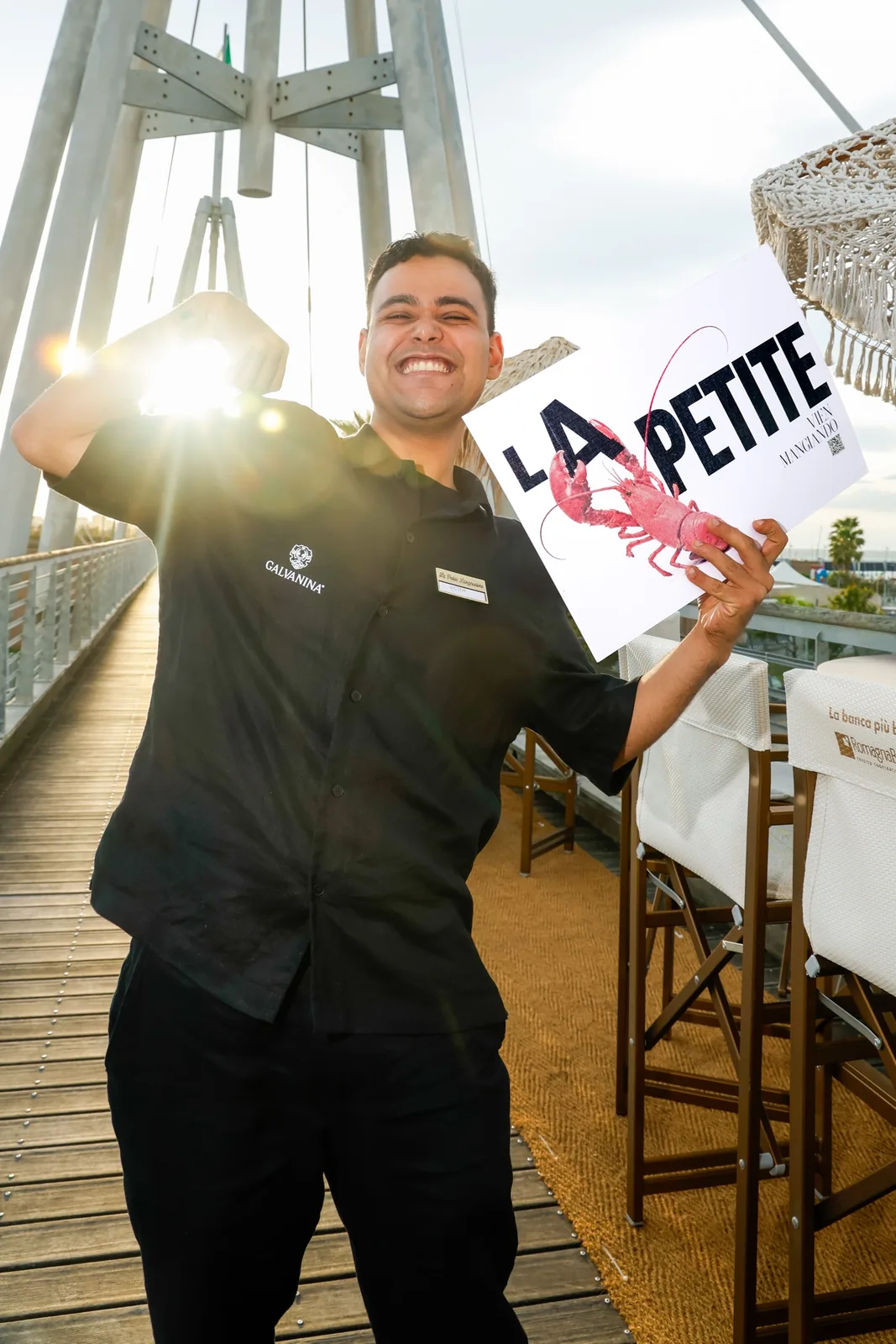 Cameriere sorridente sulla terrazza del ristorante
