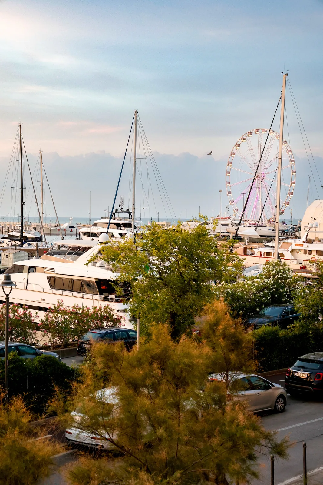 La Darsena di Rimini e la ruota panoramica di giorno