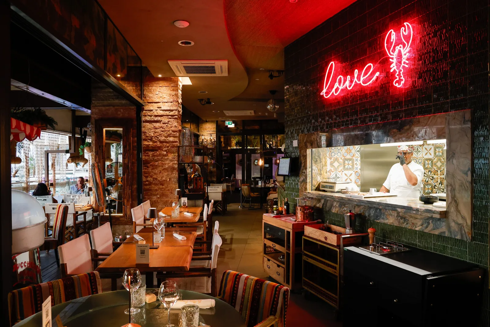 La sala e la cucina del ristorante oggi