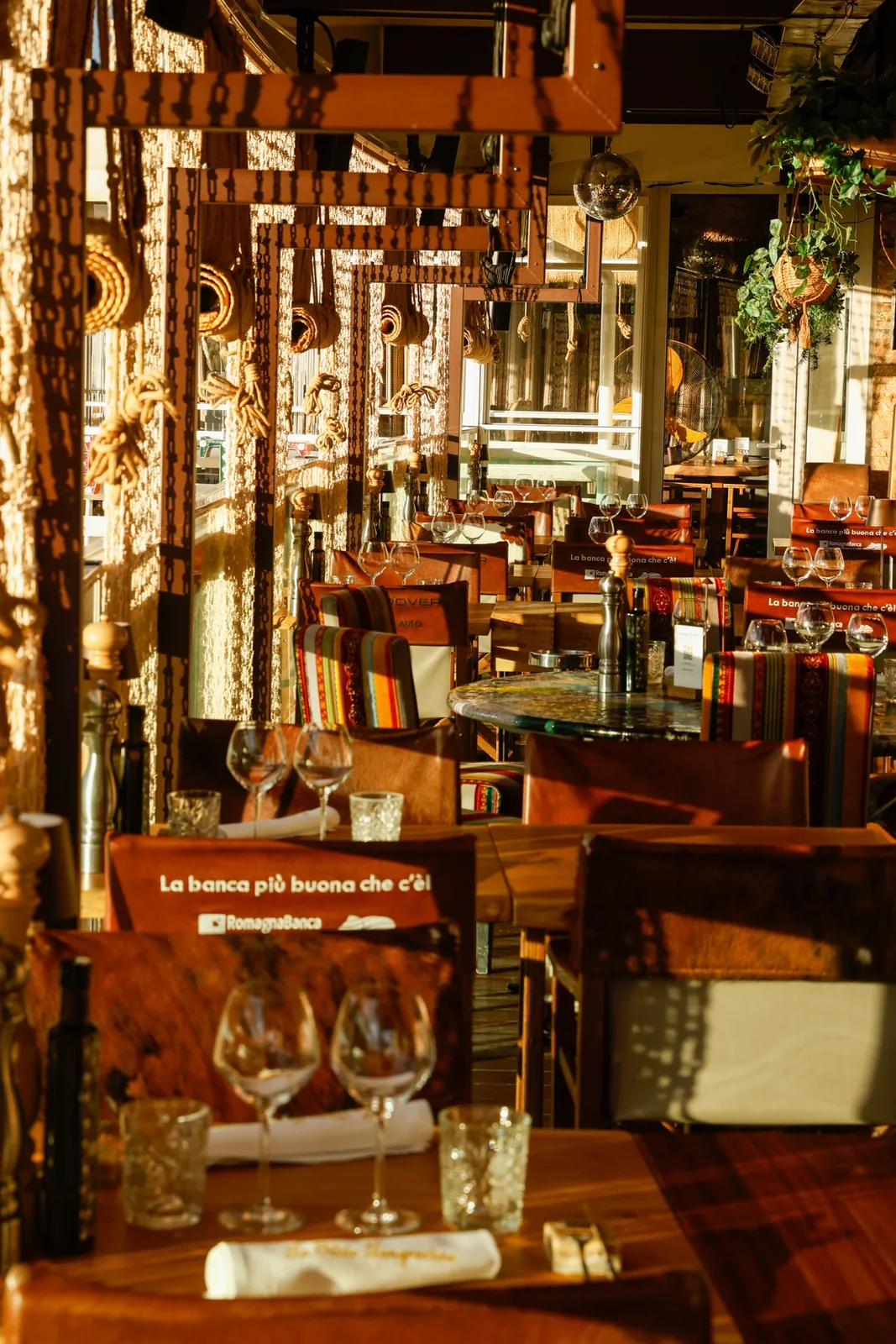 La sala del ristorante con vetrate e tavoli alla luce del sole