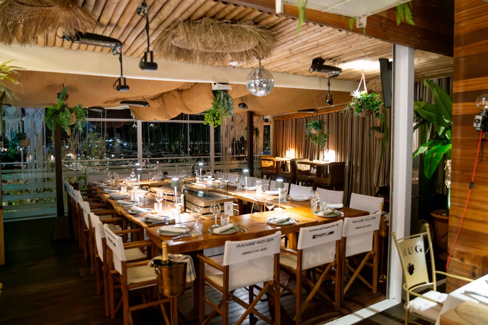 Crostacei e crudi sui vassoi del buffet di mare