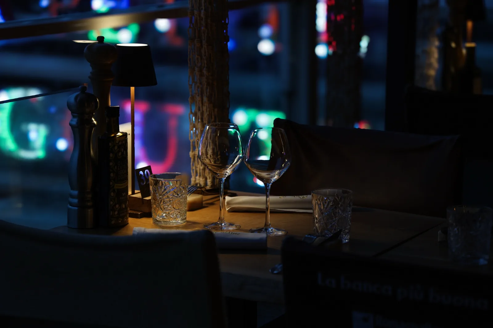 Calici e lampada al tavolo di sera